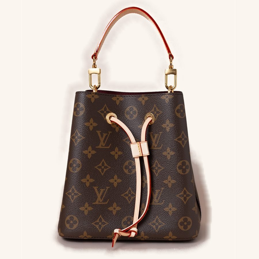 Bolsa marrom com padronagem monograma em formato de balde, cordão lateral e alça larga em couro natural.